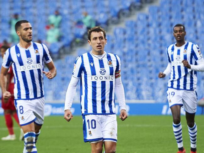 Oyarzabal celebra el 1-0 con Merino e Isak detrás