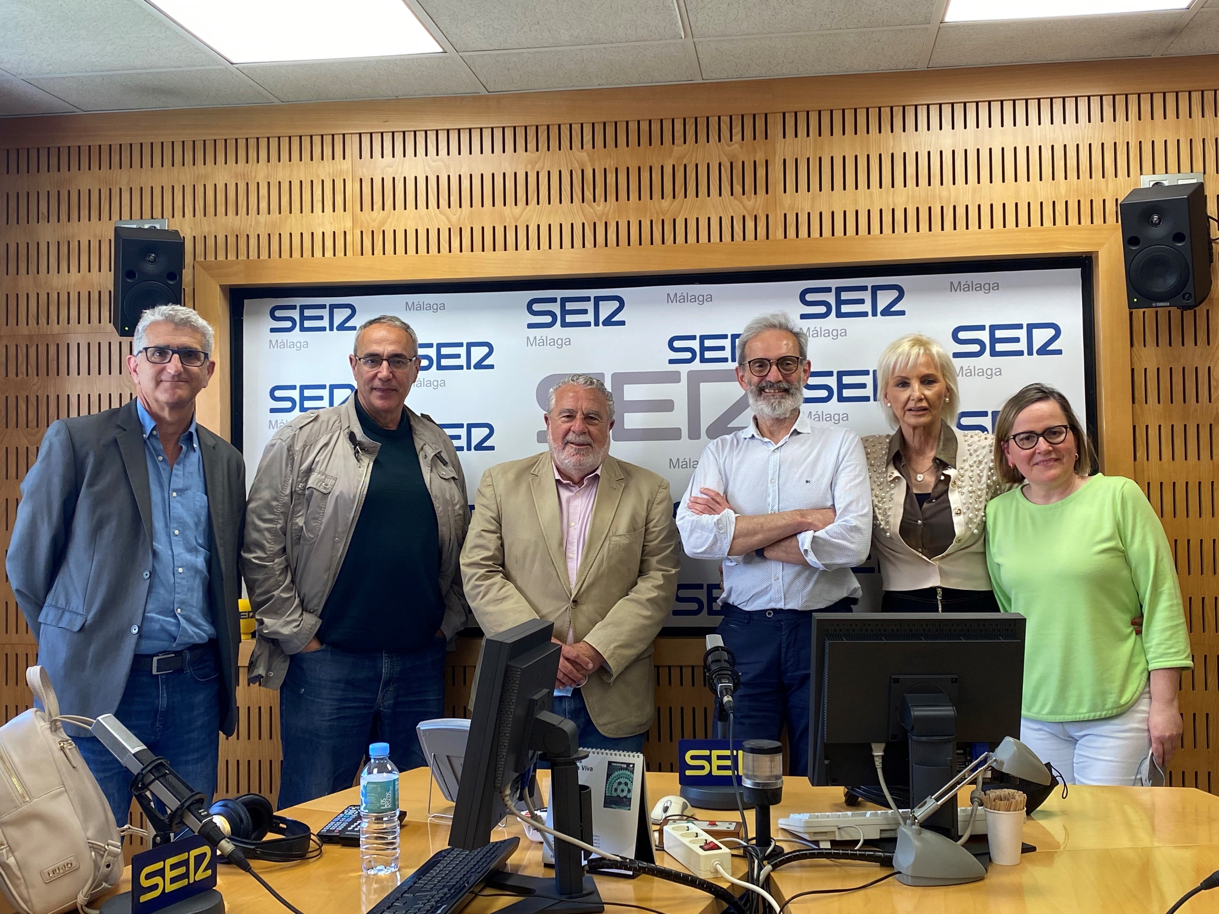 De izquierda a derecha, Juan Tomás Luengo, Paco García, Joaquín Durán, Ricardo Sánchez, Mariví Álvarez y Esther Luque en los estudios actuales de SER Málaga durante el programa especial del 40 aniversario