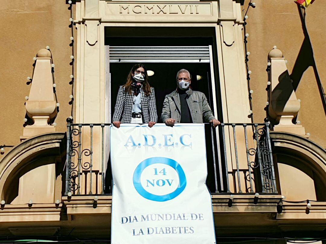 Pancarta del día mundial de la diabetes en el balcón del Ayuntamiento de Elda