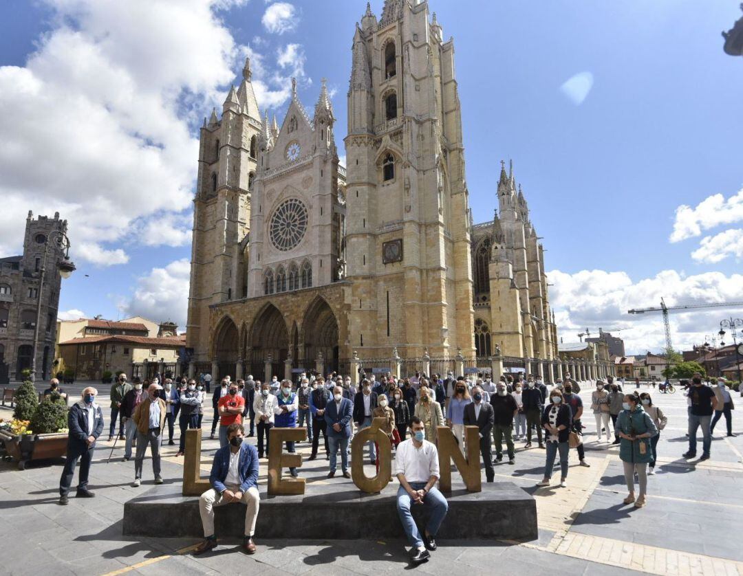 La candidatura de Javier Santiago se ha presentado en la Plaza de la catedral 