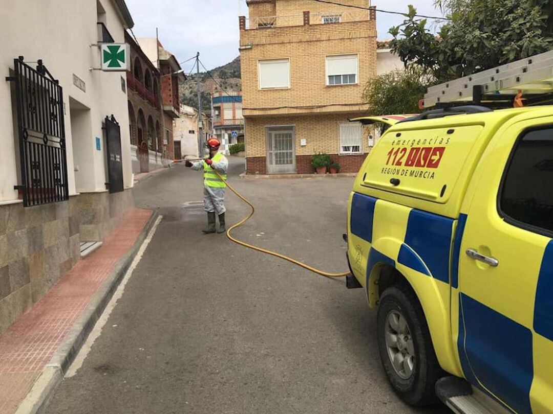 Efectivos del Servicio de Emergencias Municipal de Lorca llevan a cabo labores de desinfección en pedanías