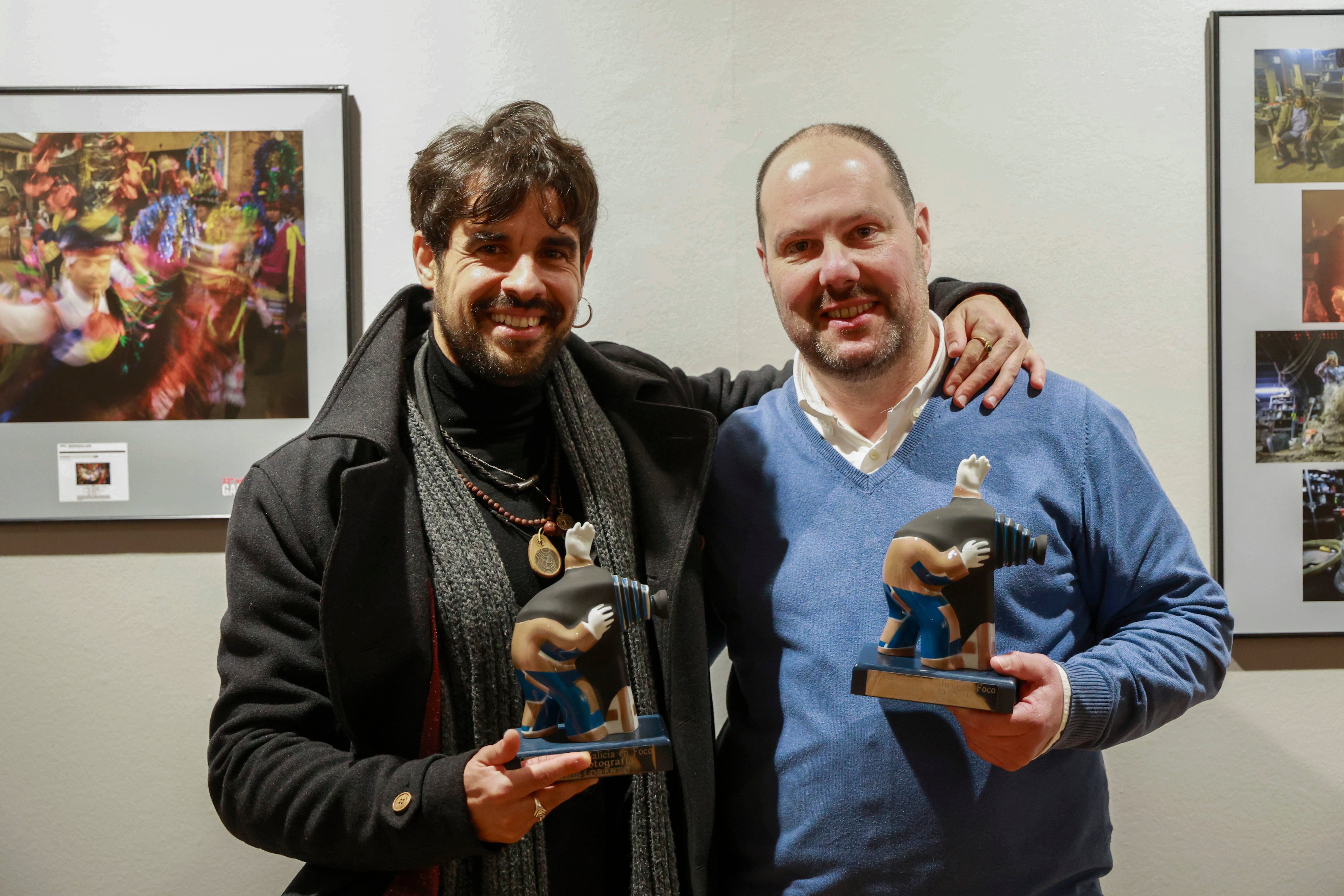 Ferrol, 18/1/2025.- Los fotógrafos Brais Lorenzo (izquierda) e Iñaki Abella, tras recibir sus galardones durante la inauguración de la exposición del premio de fotoperiodismo Galicia en Foco este sábado en el Centro Torrente Ballester de Ferrol (foto: Kiko Delgado / EFE)