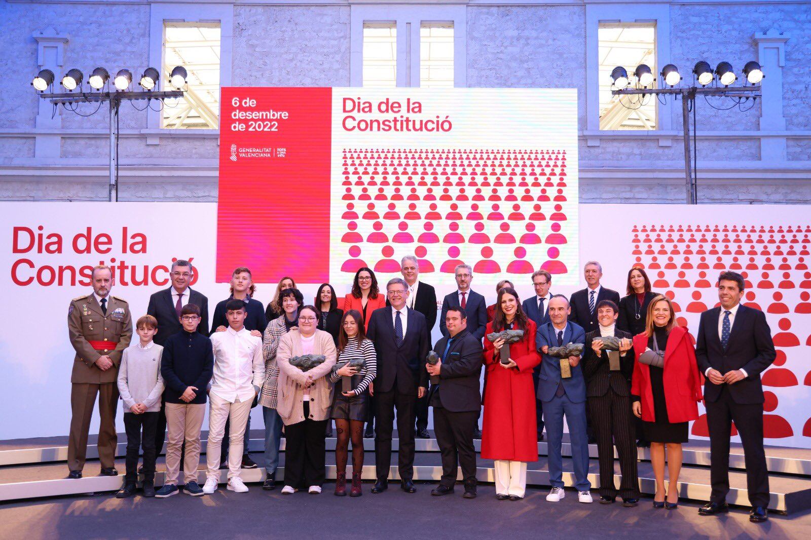 Foto de familia de los galardonados por la GVA en el Día de la Constitución junto al president Puig