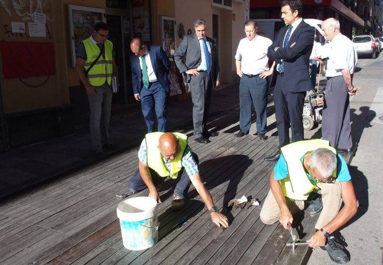 El alcaldey varios conejales contemplan la retirada de las maderas