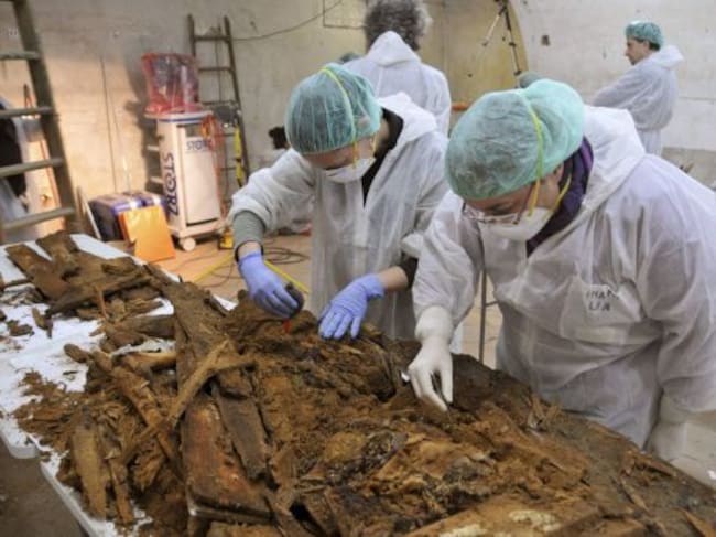 Fotografía facilitada por la Comunidad de Madrid de los técnicos que buscan a Miguel de Cervantes en la iglesia de las Trinitarias, donde se cree que fue enterrado