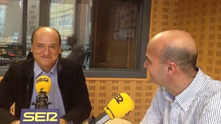 El escritor Gustavo Martín Garzo en los estudios de la SER en Valladolid con nuestro compañero Carlos Flores