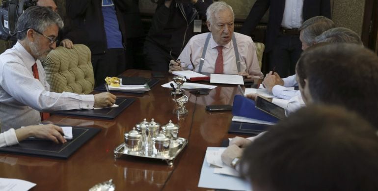 El ministro de Asuntos Extriores, José Manuel García Margallo (c), durante la videoconferencia que ha mantenido con la Embajada española en la India que dirige Gustavo de Arístegui