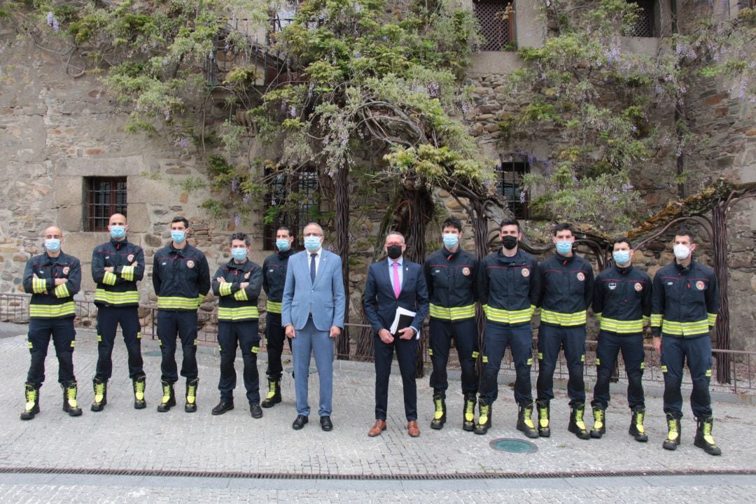 Los diez bomberos que han superado la oposición junto al alcalde, el concejal de Seguridad Ciudadana y el jefe de Bomberos