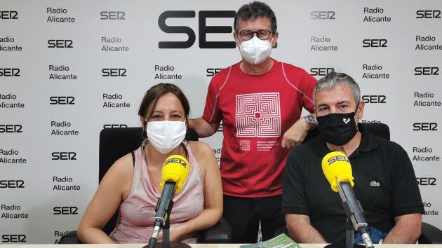 Estibaliz Aberasturi Apraiz y José Miguel Correa Gorospe (sentados) junto a Lluis Bonet