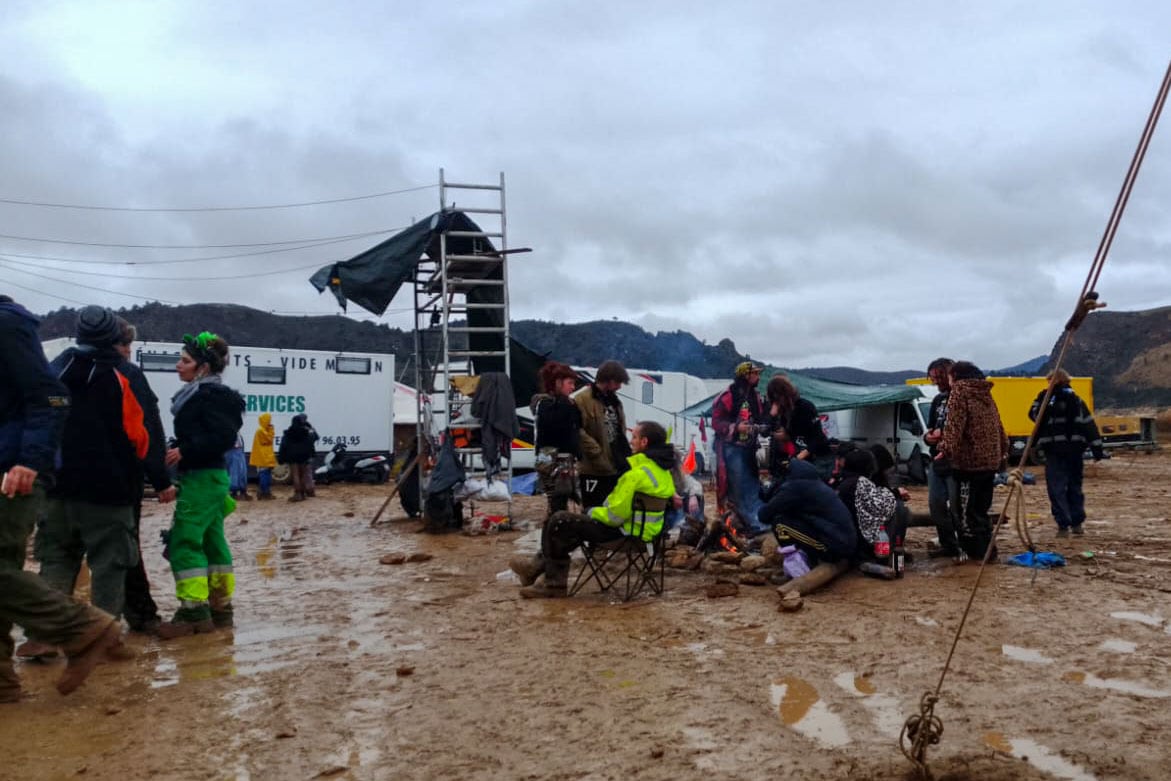 HELLÍN (ALBACETE), 05/01/2026.- Asistentes a la fiesta rave que se celebra de forma ilegal en el entorno del embalse del Cenajo, entre los términos municipales de Férez y Hellín, en la provincia de Albacete, y que vigilan alrededor de 300 agentes de la Guardia Civil ha llegado a su quinto día consecutivo. EFE/Miguel Andújar