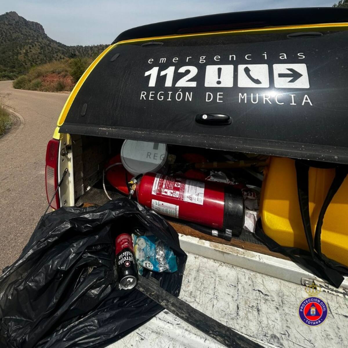 Los héroes de Sierra Espuña: voluntarios de Protección Civil recogen basura de los montes para evitar incendios forestales