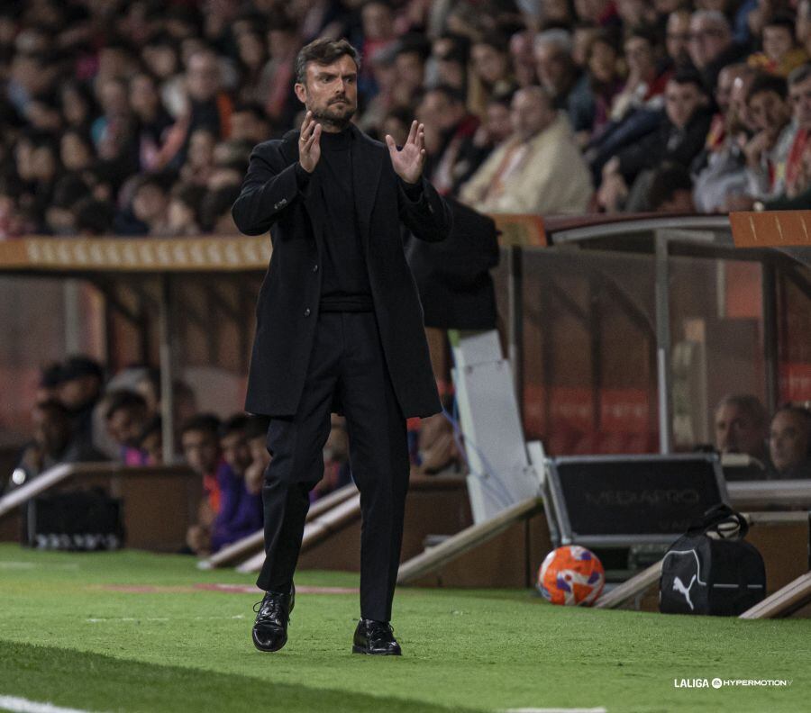 Rubén Albés durante el partido contra el Tenerife, su último encuentro como técnico del Sporting.