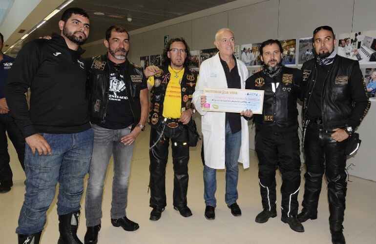 Entrega de los fondos por parte de las asociaciones y clubes de moteros al Hospital Nacional de Parapléjicos de Toledo