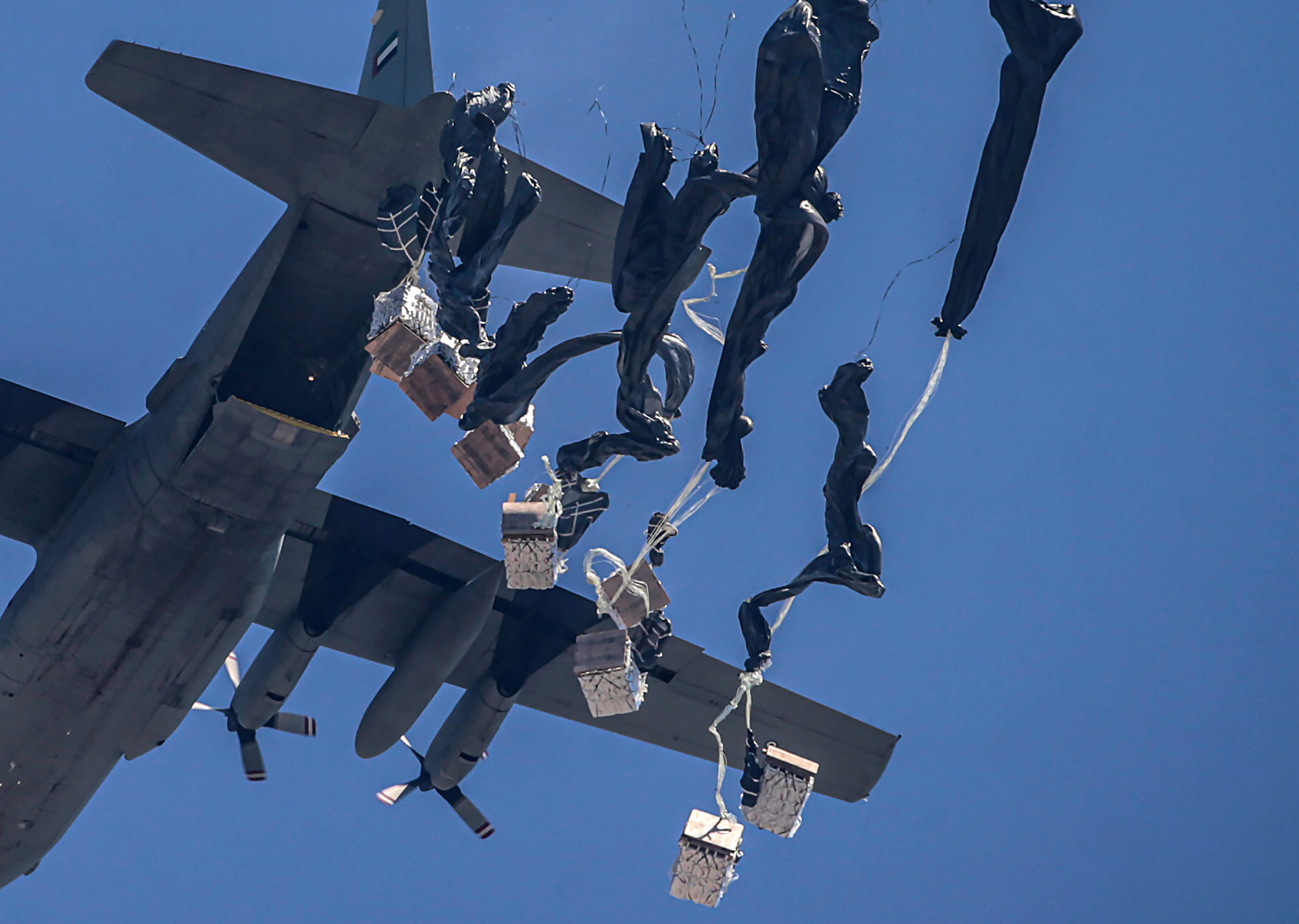 La Fuerza Aérea de Emiratos Árabes Unidos lanza ayuda humanitaria desde el aire sobre el norte de la Franja de Gaza
