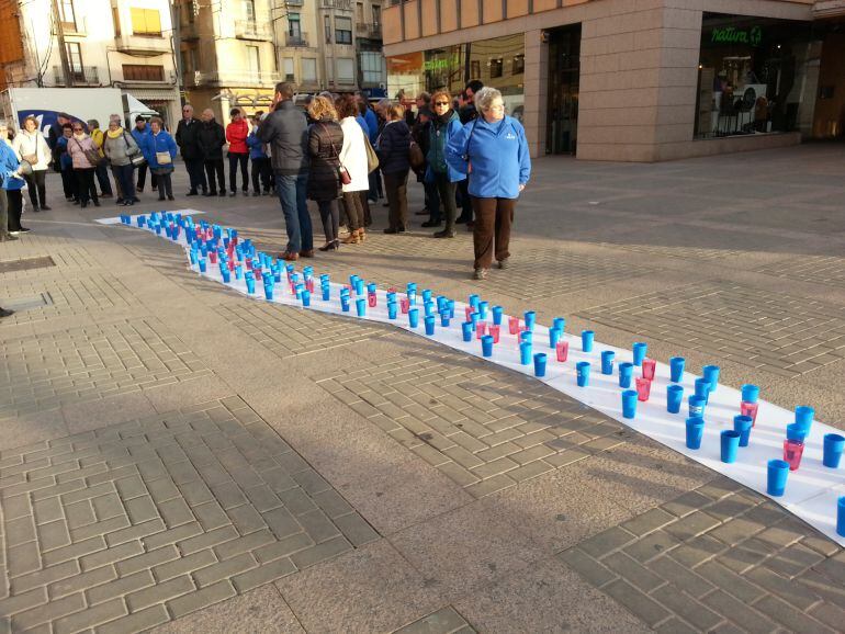 Un moment de l&#039;acte reivindicatiu de la PDE a la plaça Barcelona de Tortosa.