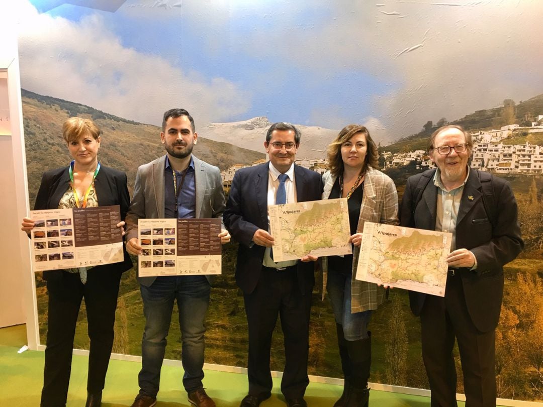 El presidente de la Diputación de Granada, en el centro, presenta junto a otras autoridades el nuevo mapa turístico de la Alpujarra