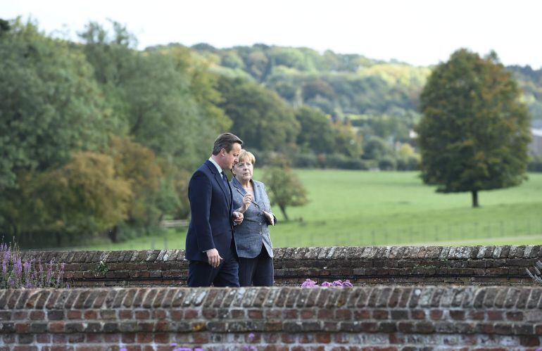 El primer ministro británico, David Cameron (i), conversa con la canciller alemana, Angela Merkel (d), en su residencia campestre de Chequers en Ellesborough, Reino Unido, sobre las crecientes tensiones con Moscú ante la intervención rusa en Siria.