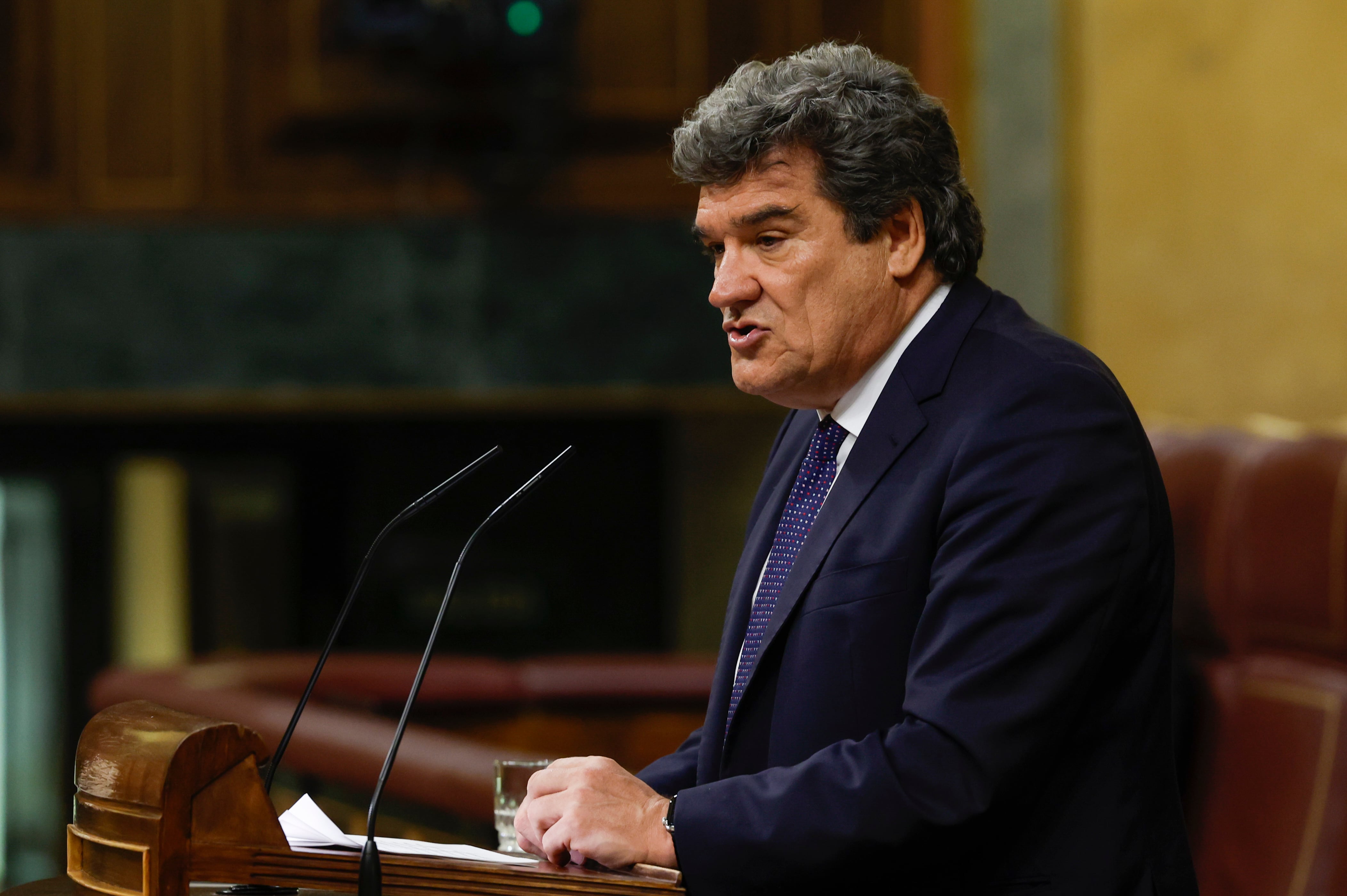 El ministro de Inclusión, Seguridad Social y Migraciones José Luis Escrivá, interviene en el pleno.