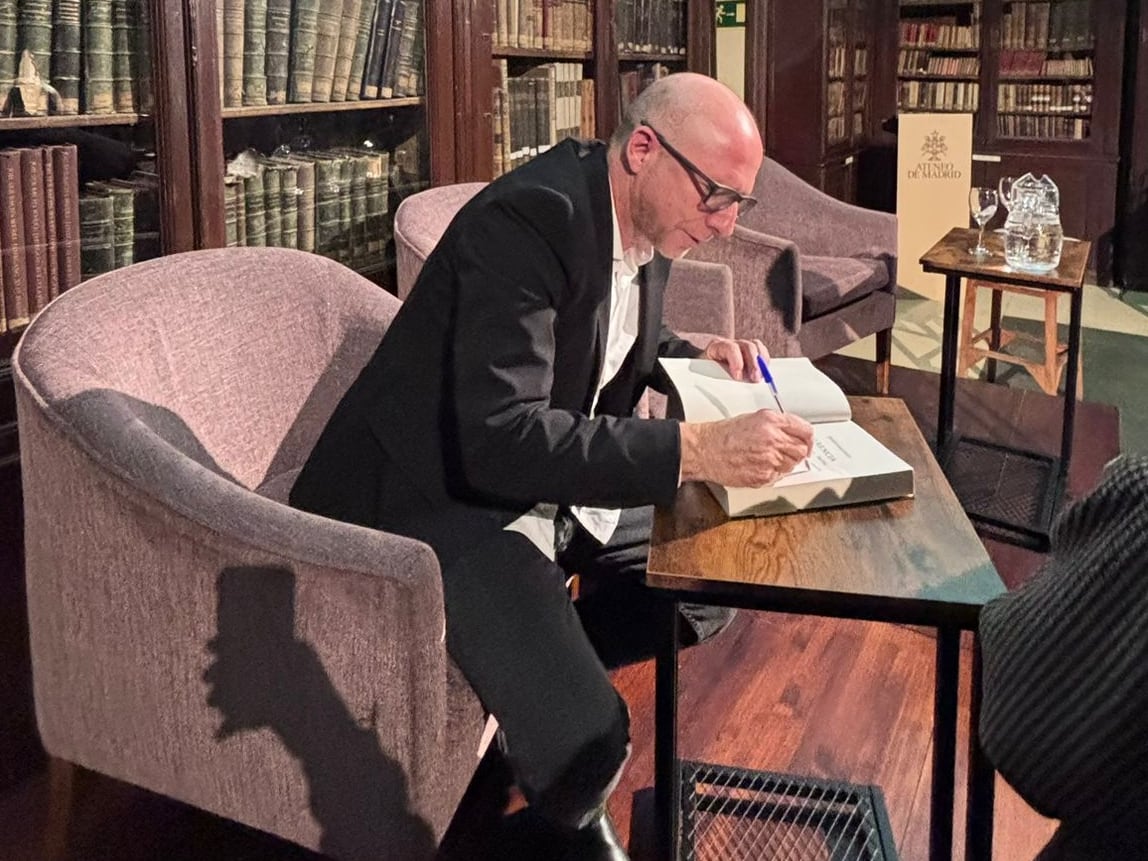 Jesús Gallego, director de &#039;Hora 25 Deportes&#039; firma ejemplares de su novela &#039;Herencia&#039; al término de la presentación. (Foto: Yago de Vega).