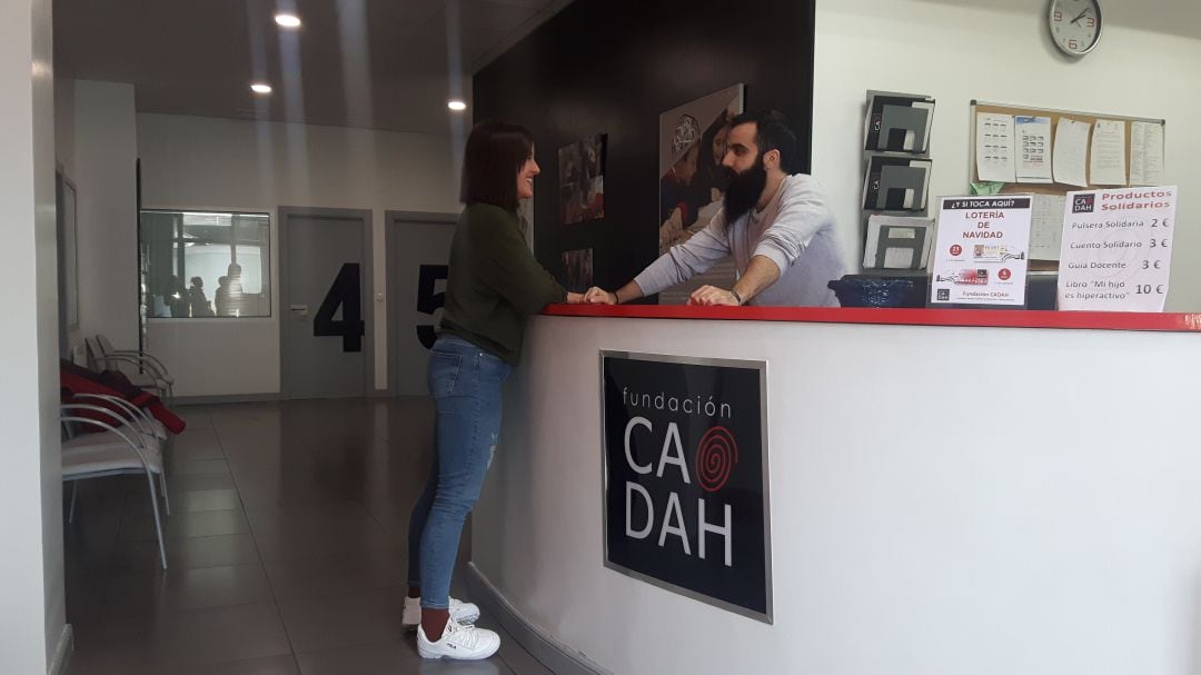 El coordinador de  CADAH charlando con la psicopedagoga de la Fundación.