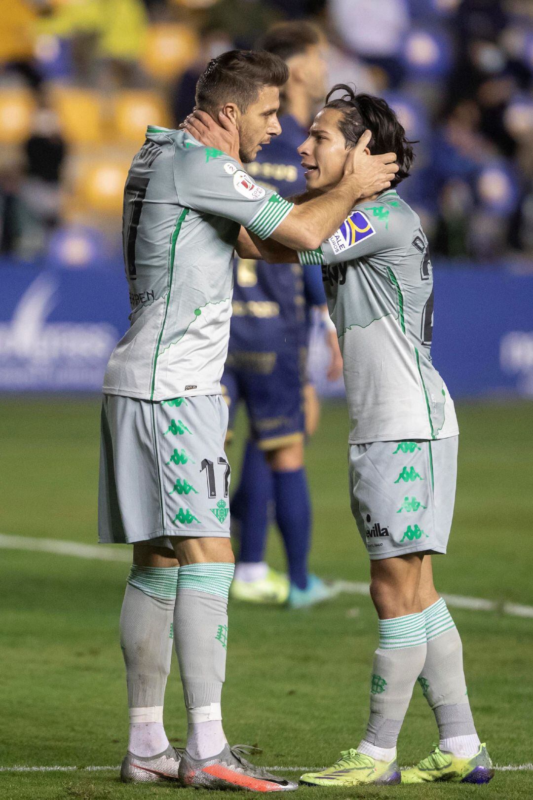 GRAF7749. MURCIA.- El jugador del Real Betis Diego Láinez (d) celebra el primer gol con Joaquín (i) ante el UCAM Murcia C.F , durante el partido de la primera ronda de la Copa del Rey de Fútbol que están disputando este jueves en el estadio de Besoccer La Condomina de Murcia. EFE Marcial Guillén