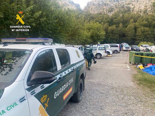 El operativo, compuesto por más de 70 especialistas en espeleología, ha llegado hasta él