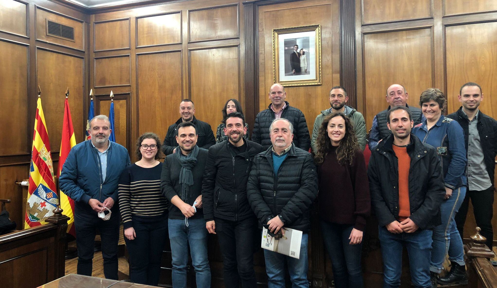 Arnaldo Dueñas -el cuarto por la izquierda de la primera fila- se despidió de los representantes de los municipios de la Mancomunitat en el pleno y María Seguí -detrás de él- asume la gerencia.