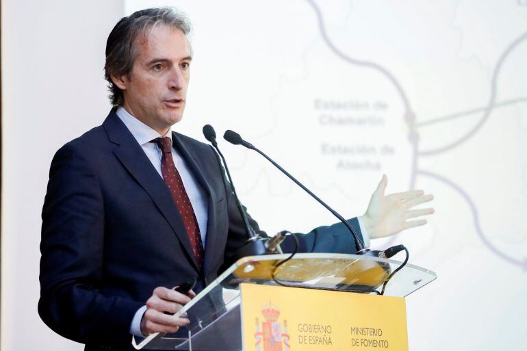 El ministro de Fomento Iñigo de la Serna, durante su intervención en la presentación del proyecto de ampliación de la estación de Madrid-Puerta de Atocha, esta mañana en el Museo Reina Sofía de Madrid