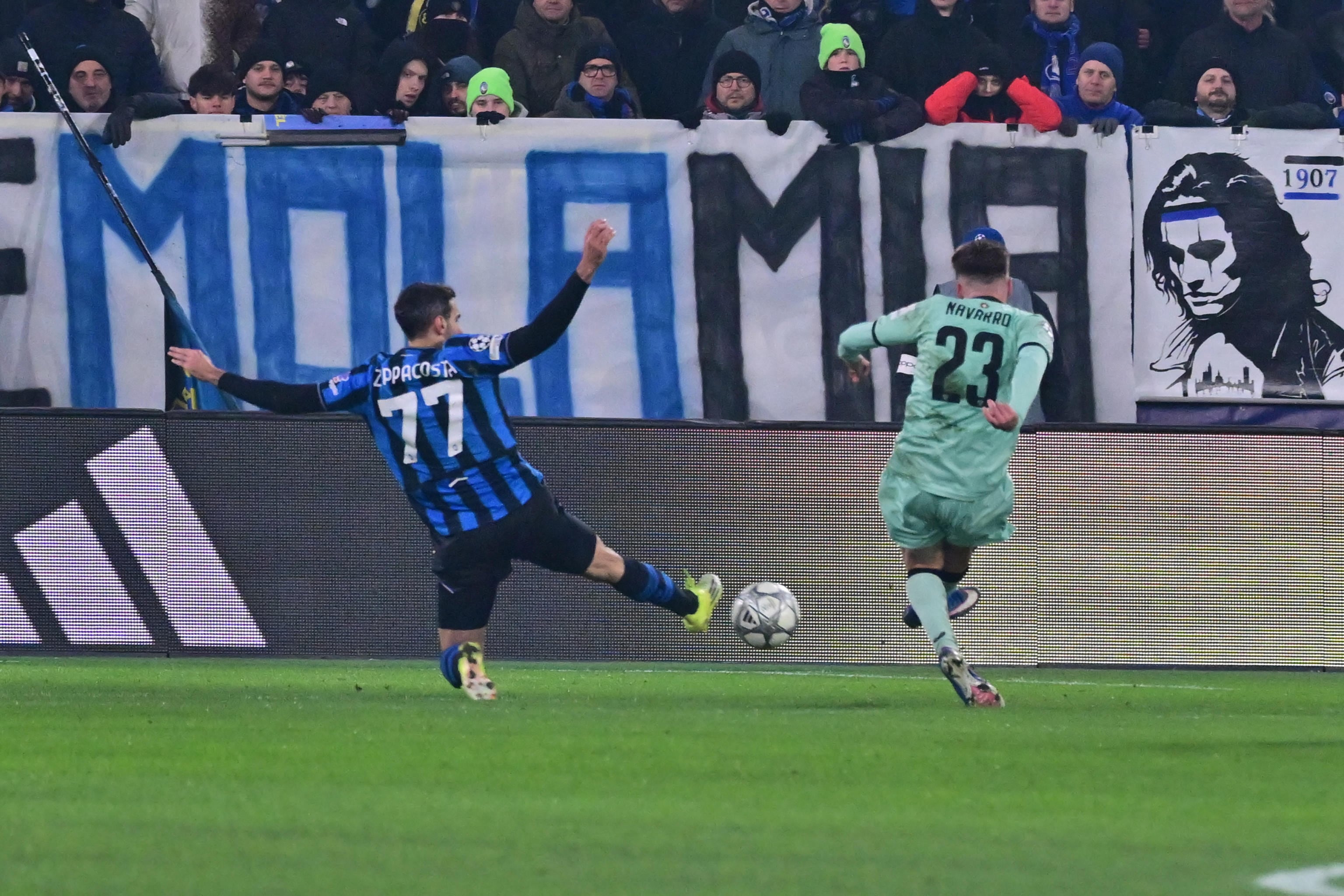BERGAMO (Italy), 21/01/2026.- Athletic Club's Robert Navarro (R) scores the 1-3 goal during the UEFA Champions League soccer match between Atalanta BC and Athletic Club at the Bergamo Stadium in Bergamo, Italy, 21 January 2026. (Liga de Campeones, Italia) EFE/EPA/MICHELE MARAVIGLIA
