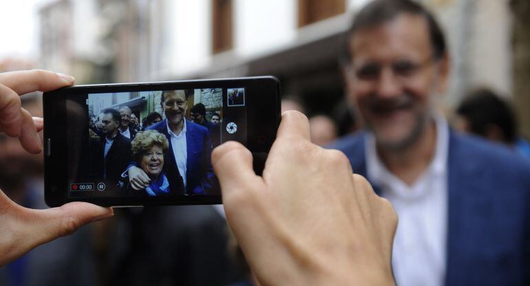 Mariano Rajoy posa para una foto en Cangas de Onis