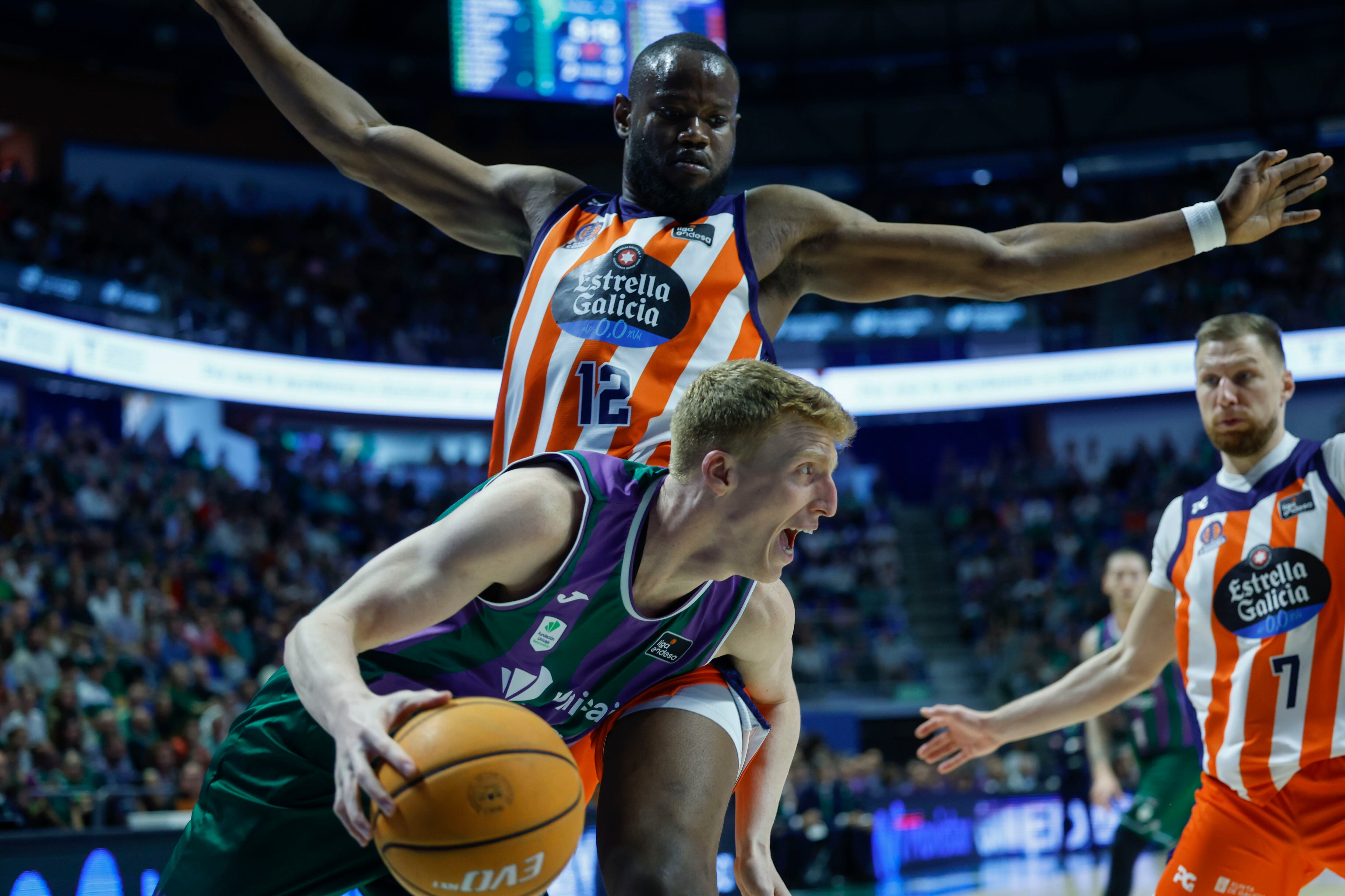 MÁLAGA, 06/04/2025.- El jugador de Unicaja Alberto Díaz (delante) pelea por el balón con el jugador del Leyma Básquet Coruña, Atoumane Diagne, durante el partido correspondiente a la fase regular de la Liga Endesa disputado hoy domingo en el Martín Carpena de Málaga. EFE/Jorge Zapata

