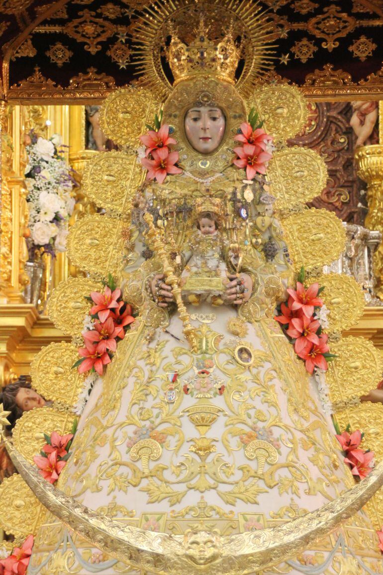 La Virgen del Rocio vestida de Reina