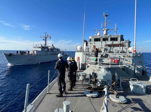 El &#039;Duero&#039; en una maniobra en la mar con el cazaminas francés &#039;Capricorne&#039;