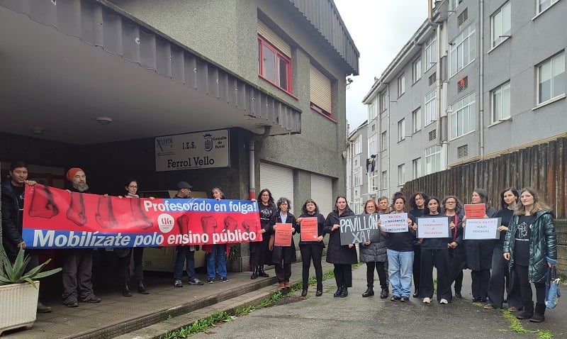 El sindicato y el profesorado en la protesta ante el IES Ferrol Vello