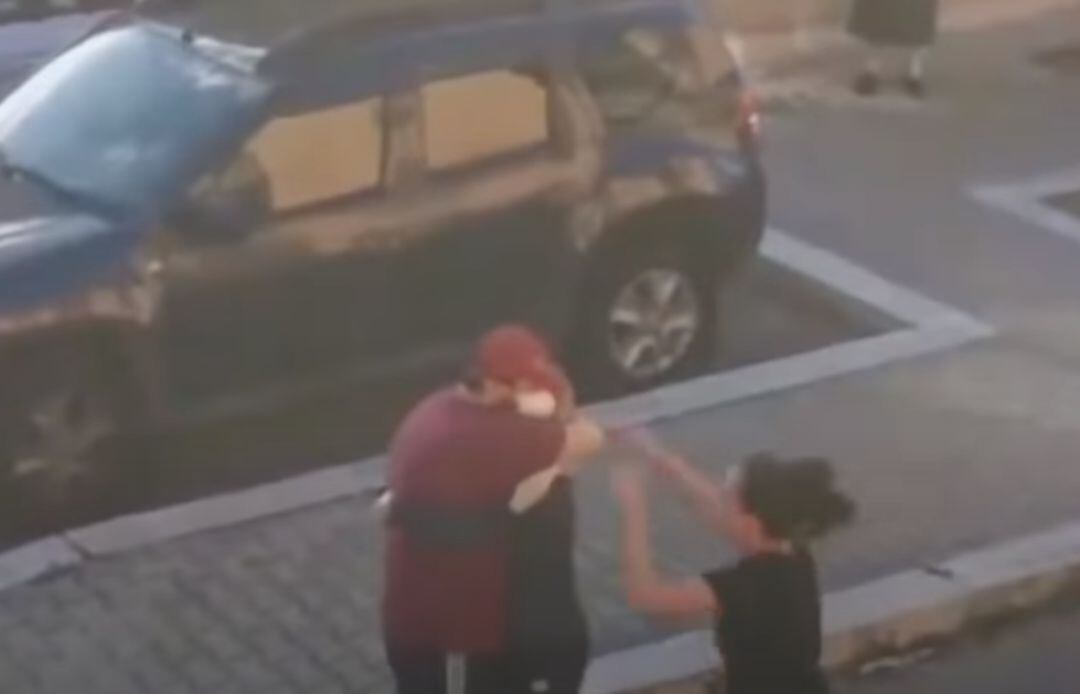 El tierno abrazo de una familia tras haber superado uno de sus miembros el coronavirus.