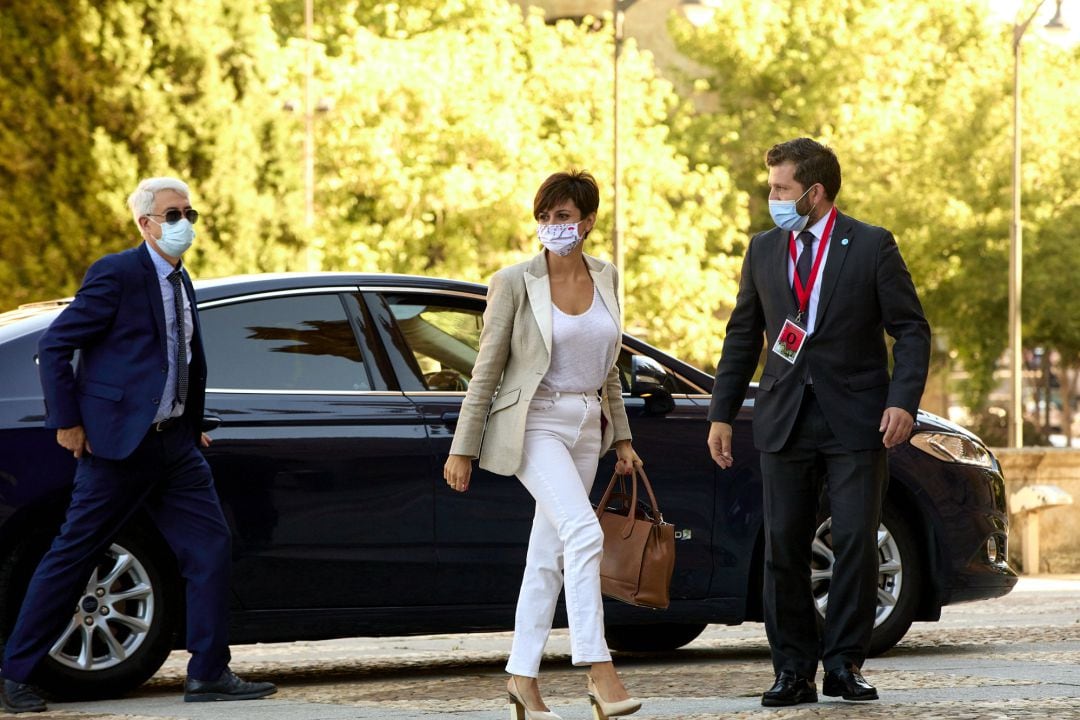 La ministra de Política Territorial, Isabel Rodríguez, a su llegada a la Plaza Mayor de Salamanca para celebrar la XXIV Conferencia de Presidentes, a 30 de julio de 2021, en Salamanca, Castilla y León (España). 