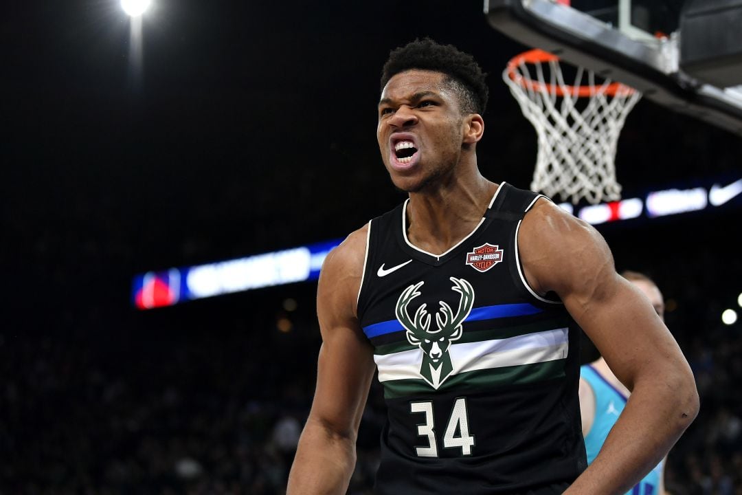 Giannis Antetokounmpo celebra con fuerza un mate