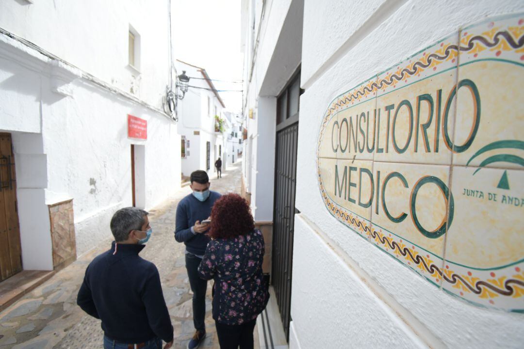 Los alcaldes ya han recibido solicitudes de varios profesionales sanitarios interesados en desplazarse hasta estos pequeños consultorios médicos.