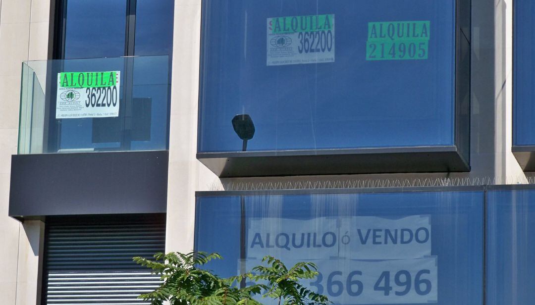 Carteles de &#039;Se Aquila&#039; en una vivienda.