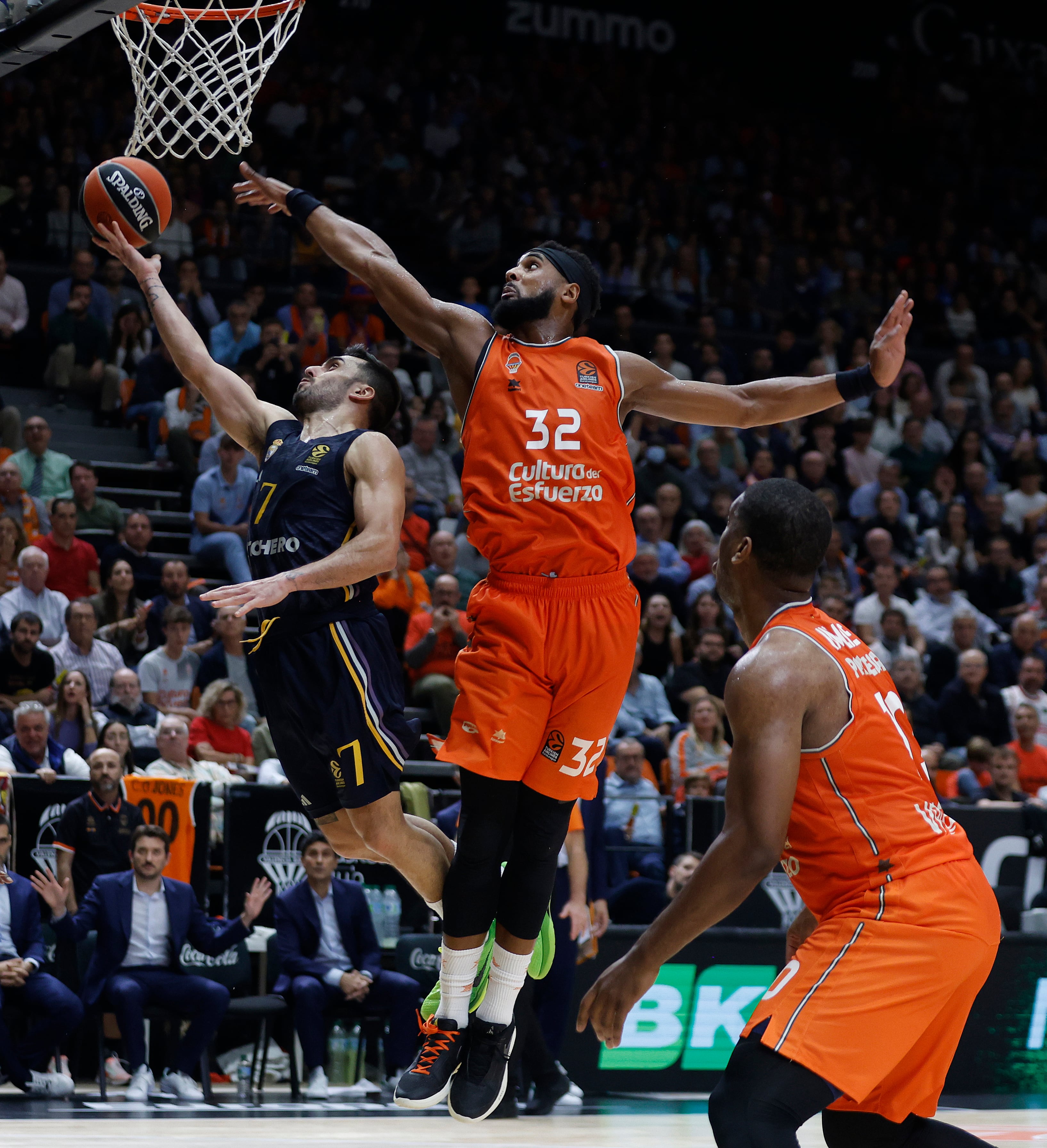 VALENCIA, 14/11/2023.- El base argentino del Real Madrid Facundo Campazzo (i) intenta encestar ante el jugador estadounidense de Valencia Basquet, Brandon Davies, durante el encuentro de la jornada 8 de la EuroLiga entre Valencia Basket y Real Madrid, este martes en el pabellón de la Fuente de San Luis, en Valencia. EFE/ Miguel Ángel Polo
