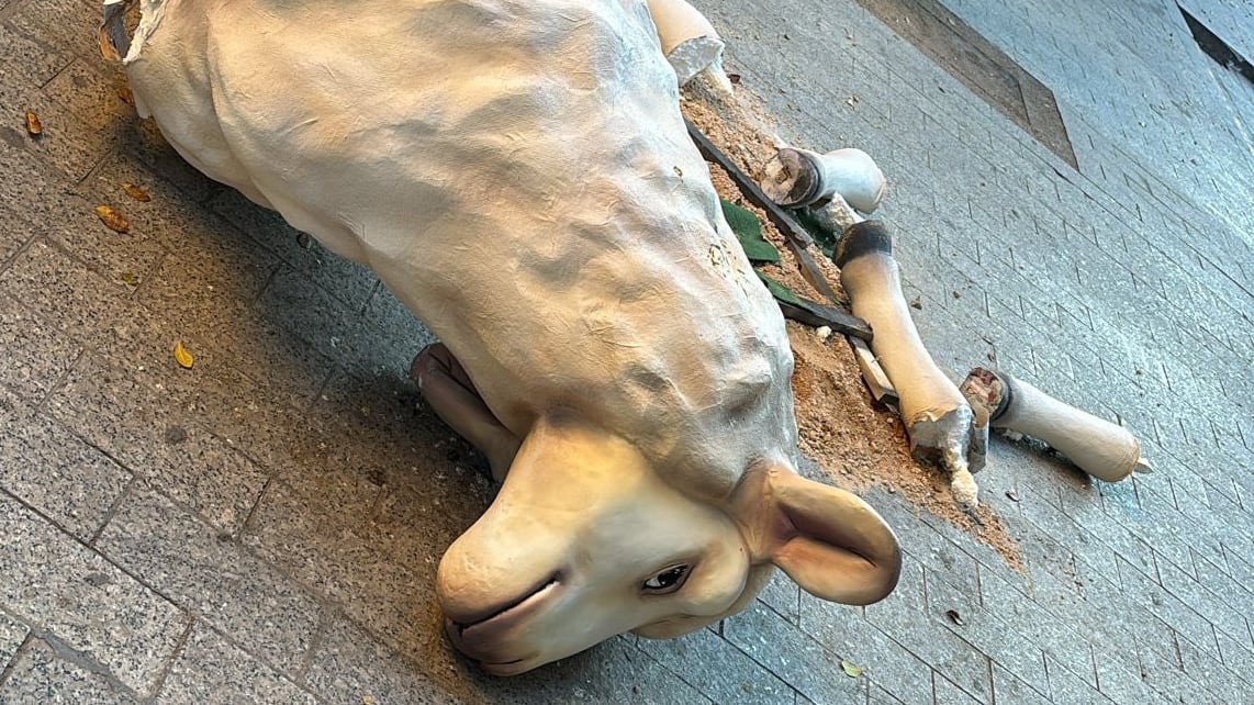 La figura de la oveja ha amanecido este domingo con las patas cortadas en un acto vandálico