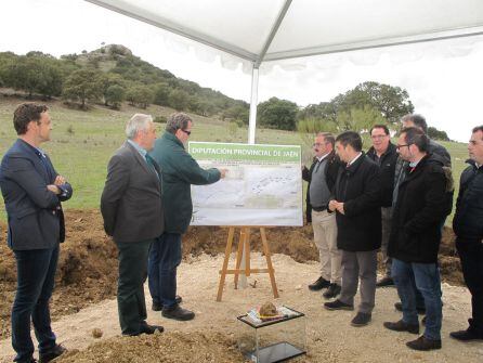 Los técnicos explica las caracteristicas y condiciones del proyecto