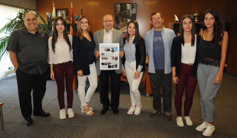 Las cinco estudiantes del Instituto Salvador Allende que han conseguido el primer premio en el concurso El País de los Estudiantes.