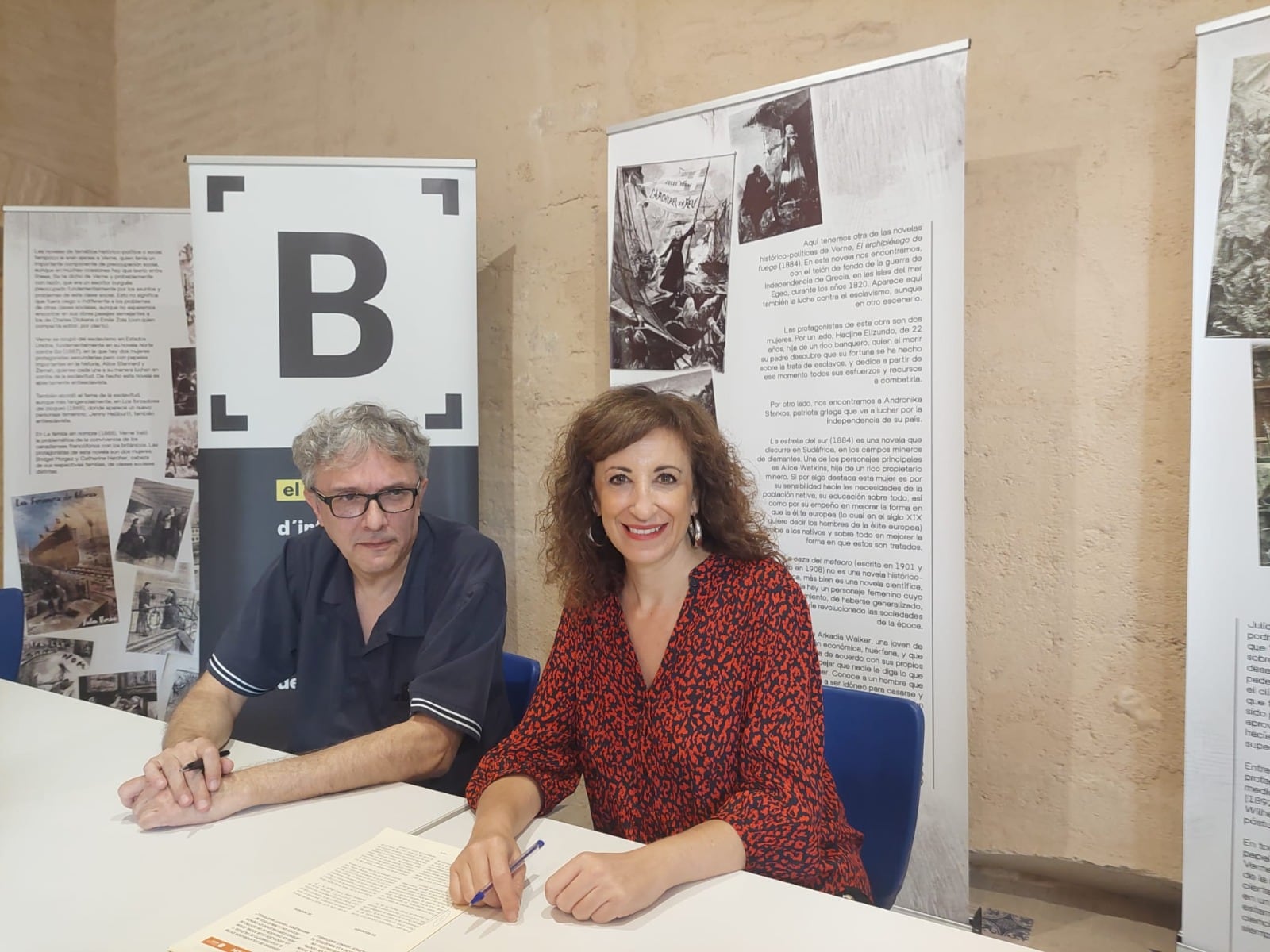 La concejala de Acción Cultural, Maite Ibáñez, firma un convenio de colaboración entre el Ayuntamiento de València y la Asociación Cultural Club Social Otium