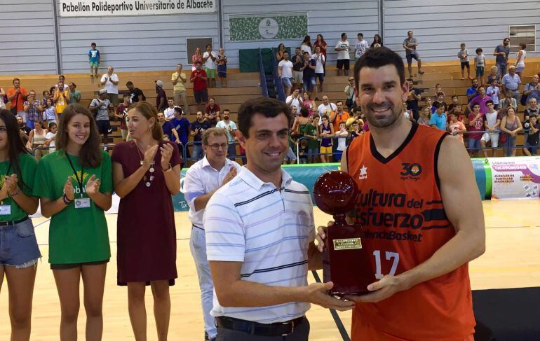 El alcalde de Albacete entrega el premio al capitán del Valencia Basket