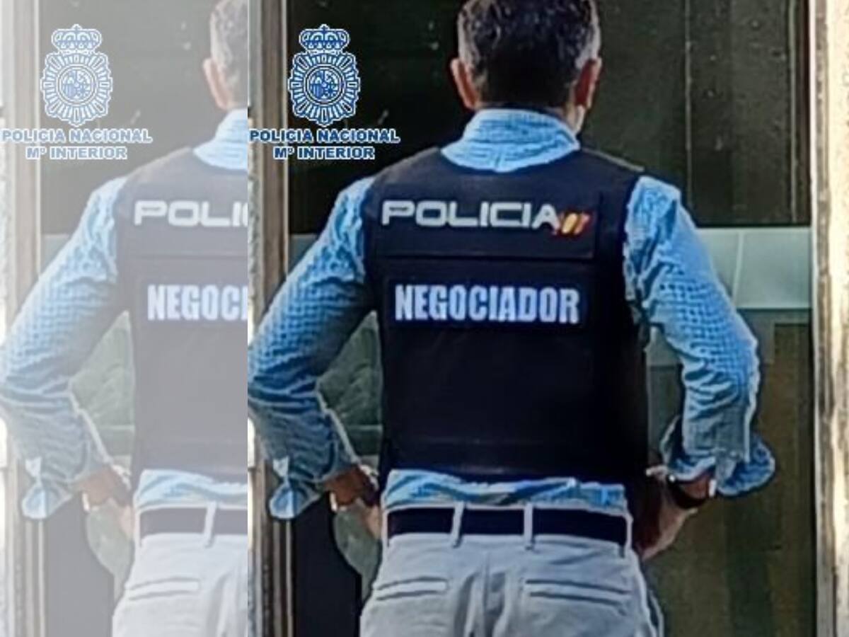 La Policía nacional impide que una mujer se corte el cuello en un céntrico piso de A Coruña