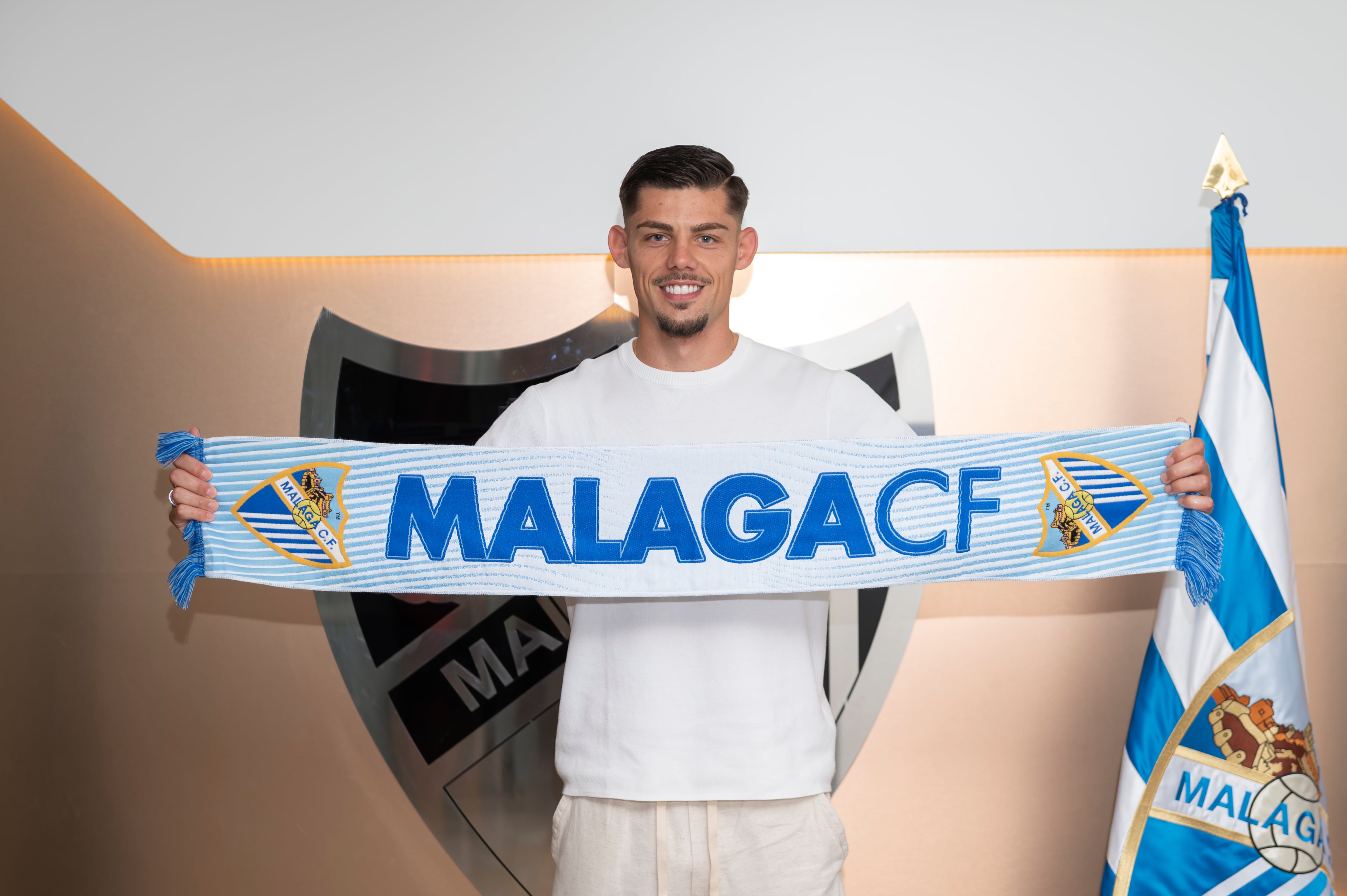 Javi Montero posa con la bufanda del Málaga