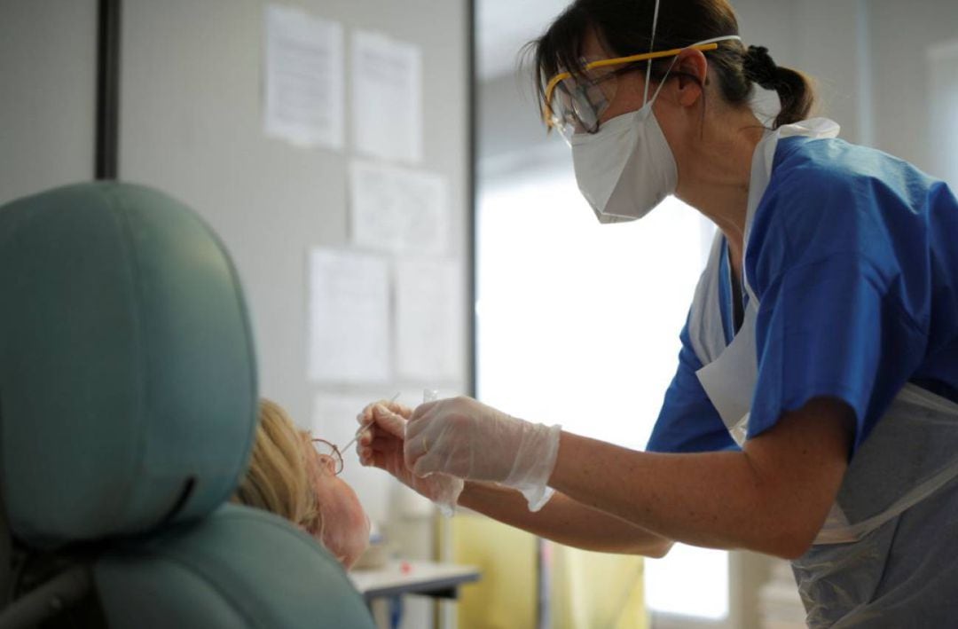 Una prueba médica del coronavirus realizada a una paciente en Francia. STEPHANE MAHE