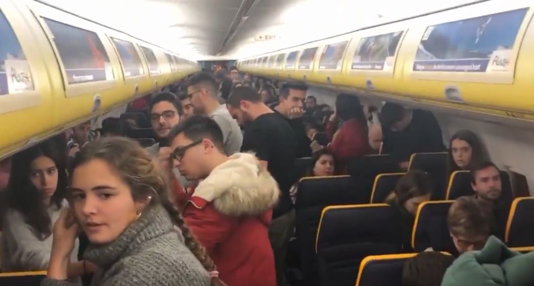 El drama de 200 pasajeros esperando durante más de seis horas a que su avión despegara