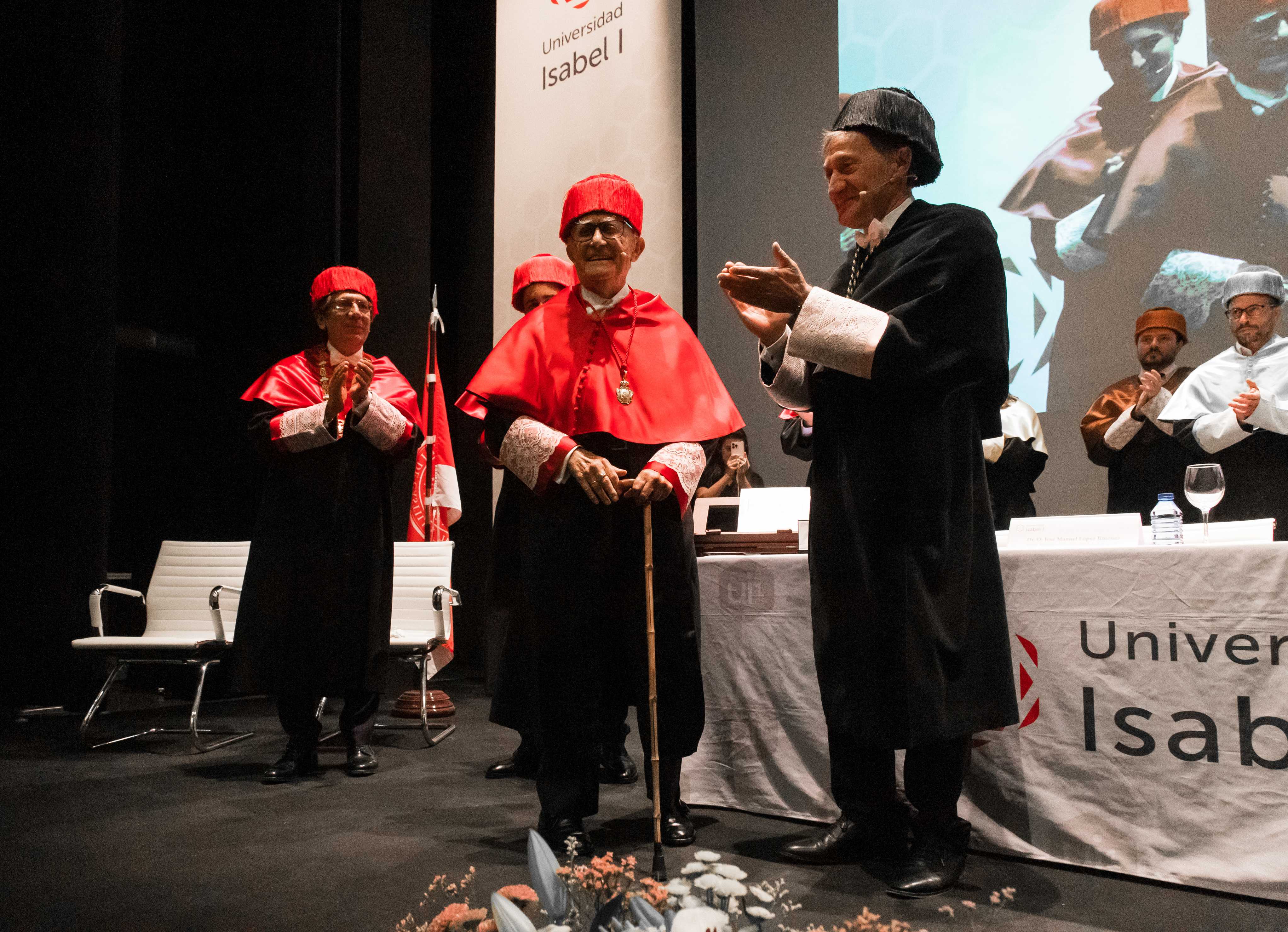 Javier Delgado Barrio, expresidente del Consejo General del Poder Judicial y del Tribunal Supremo, investido ya Honoris Causa, junto al rector de la Universidad Isabel I, Alberto Gómez Barahona. / Foto: Univ. Isabel I